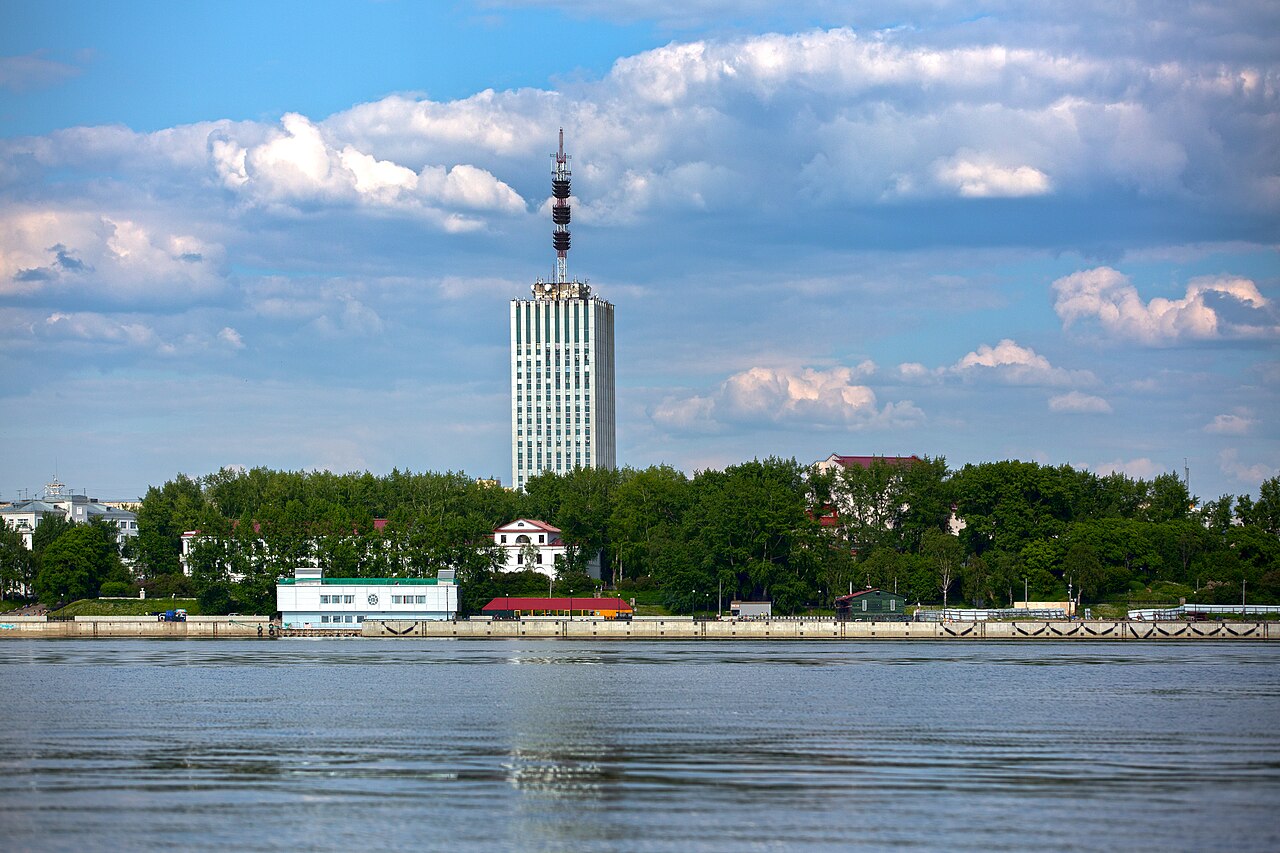 Архангельск, набережная Северной Двины и высотное здание